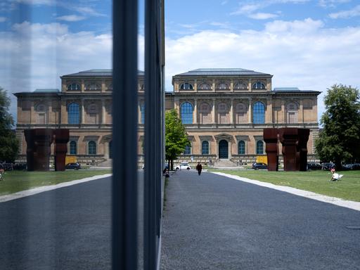 Die Alte Pinakothek spiegelt sich in der Glasfassade der Pinakothek der Moderne in München.