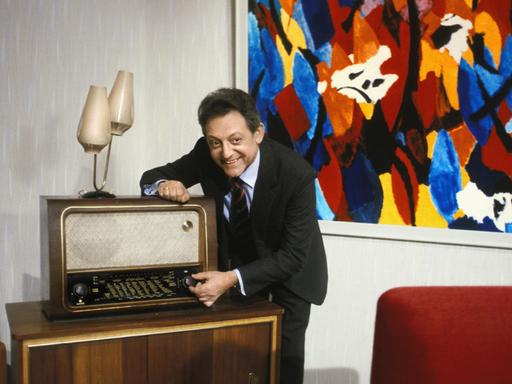 Mann mit Rundfunkgerät aus den 50er Jahren