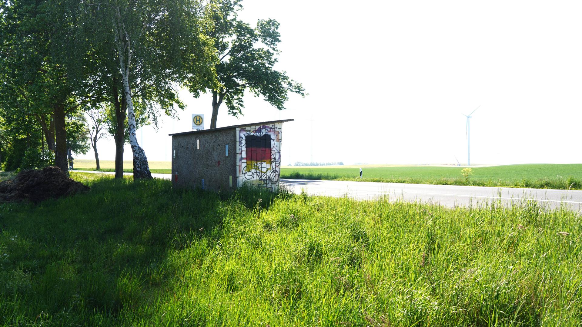 Mit Graffiti beschmierte Bushaltestelle in der Uckermark Mit Graffiti beschmierte Bushaltestelle in der Uckermark