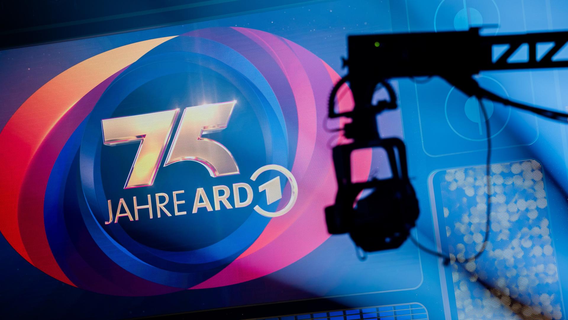 Ein Kamerakran bei der Aufzeichnung von "75 Jahre ARD - Die große Jubiläumsshow" im Studio Berlin-Adlershof.