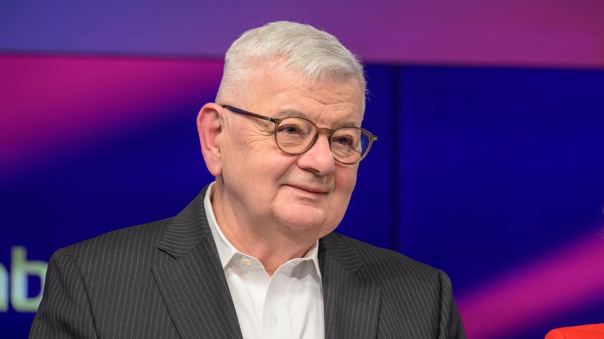 Der ehemalige Bundesaußenminister Joschka Fischer sitzt in einem Fernsehstudio. Der ehemalige Bundesaußenminister Joschka Fischer sitzt in einem Fernsehstudio.