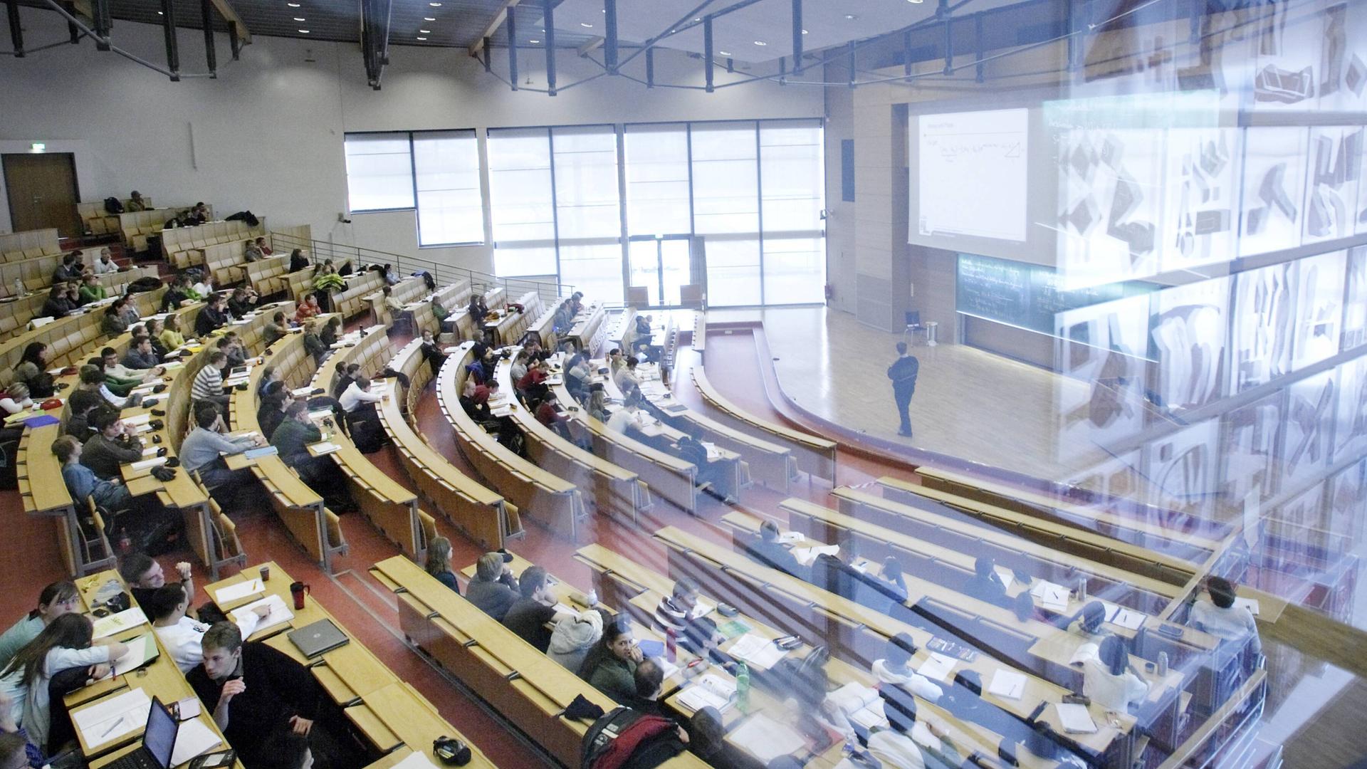 Audimax mit Studierenden an der Technischen Universität in Ilmenau, Deutschland.