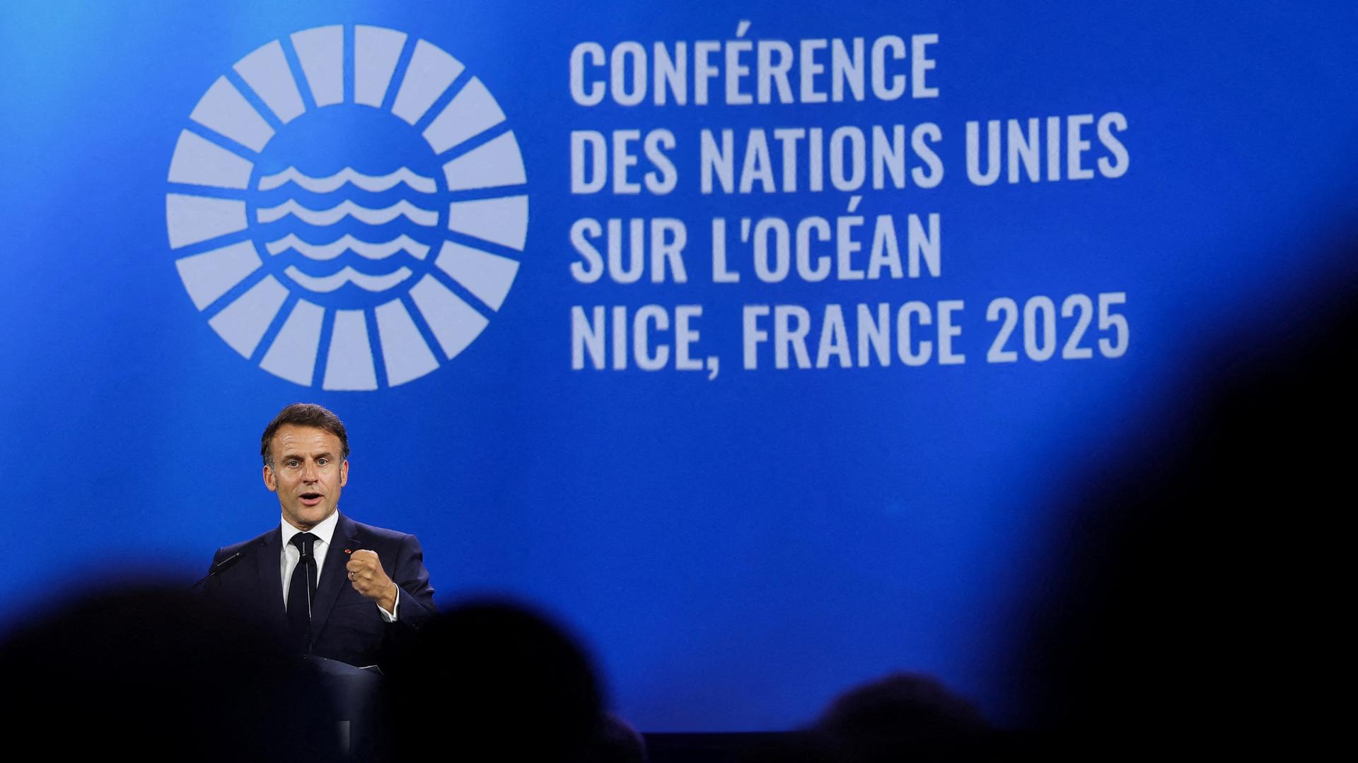 Frankreichs Präsident Emmanuel Macron spricht vor der UN-Ozeankonferenz in Nizza.