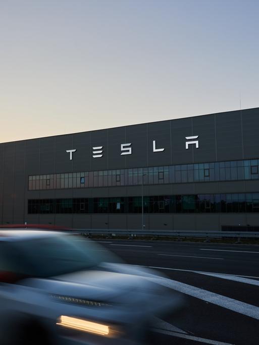 Blick auf ein Werk des Autobauers Tesla bei Sonnenuntergang am frühen Abend.