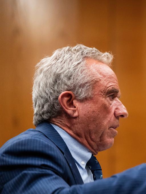Ein alter Mann im Anzug, im Profil zu sehen: US-Gesundheitminister Robert F. Kennedy Jr.