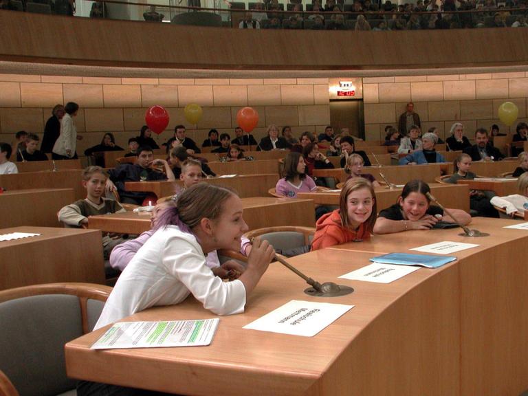 Kinder im Landtag von NRW anlässlich des Weltkindertages 