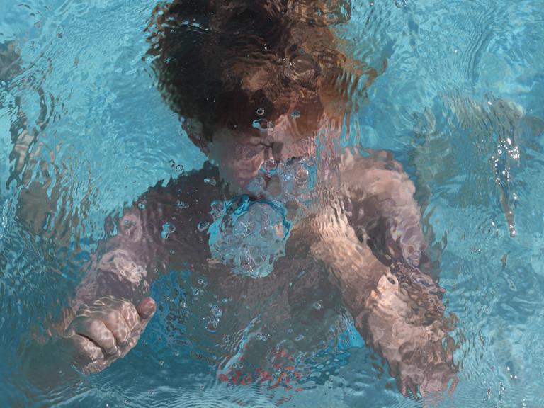 Kind unterwasser mit Luftblasen *** Child underwater with bubbles 1098600657