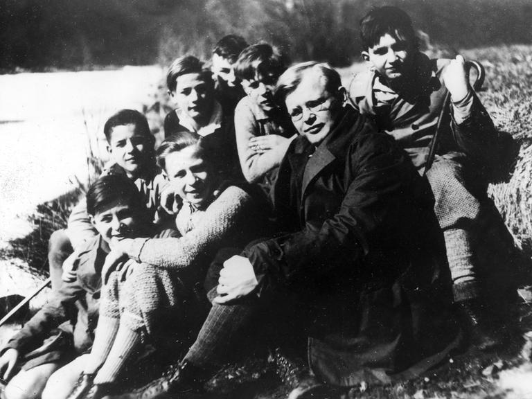 Der deutsche Theologe und NS-Widerstandskämpfer Dietrich Bonhoeffer, fotografiert mit Studenten im Frühjahr 1932. Er war Mitglied der evangelischen 'Bekennenden Kirche'.