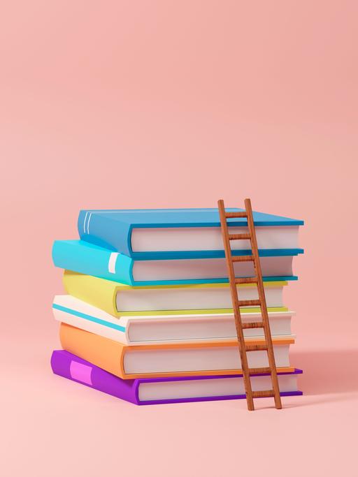 3D Illustration von farbigen Büchern, die aufeinander gestapelt auf einem rosa farbenen Hintergrund liegen. An ihnen lehnt eine kleine Leiter.