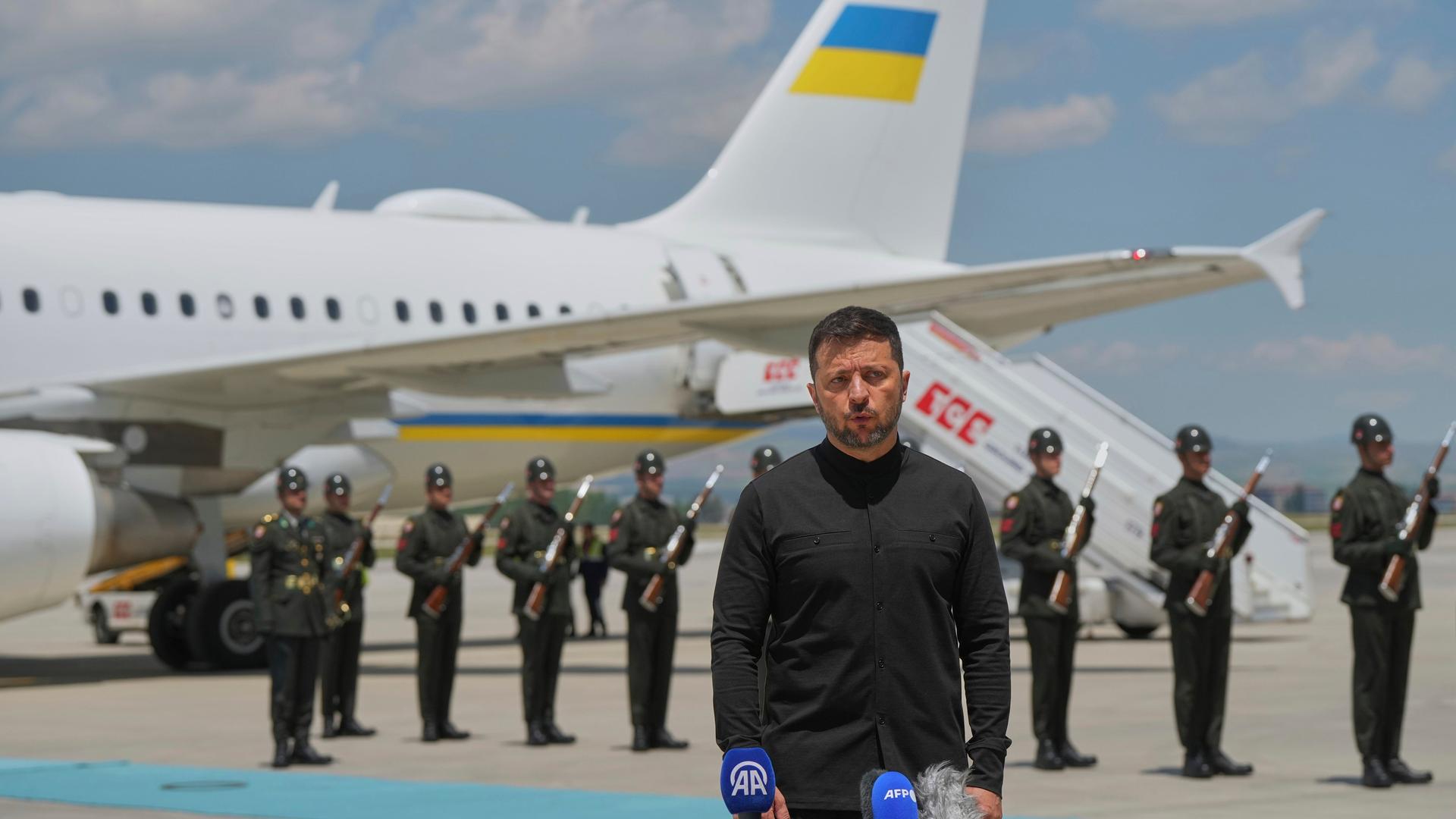 Ukraines Präsident Wolodymyr Selenskyj spricht mit Journalisten nach seiner Ankunft auf dem Flughafen Esenboga in Ankara.