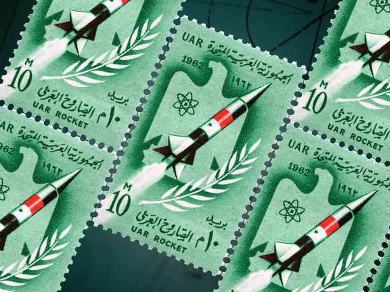 Briefmarken mit Raketen darauf auf grünem Grund