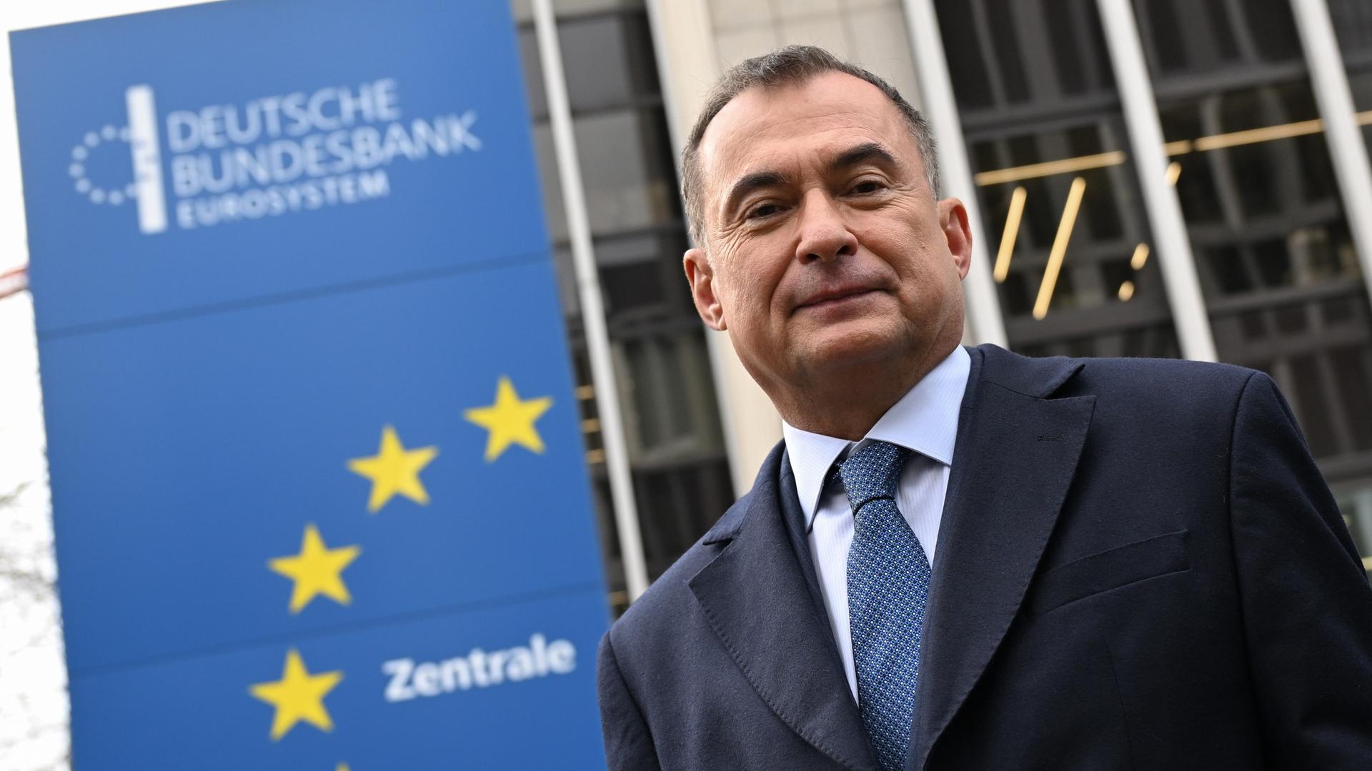 Joachim Nagel, Präsident der Deutschen Bundesbank, steht vor der Bundesbank-Zentrale. 