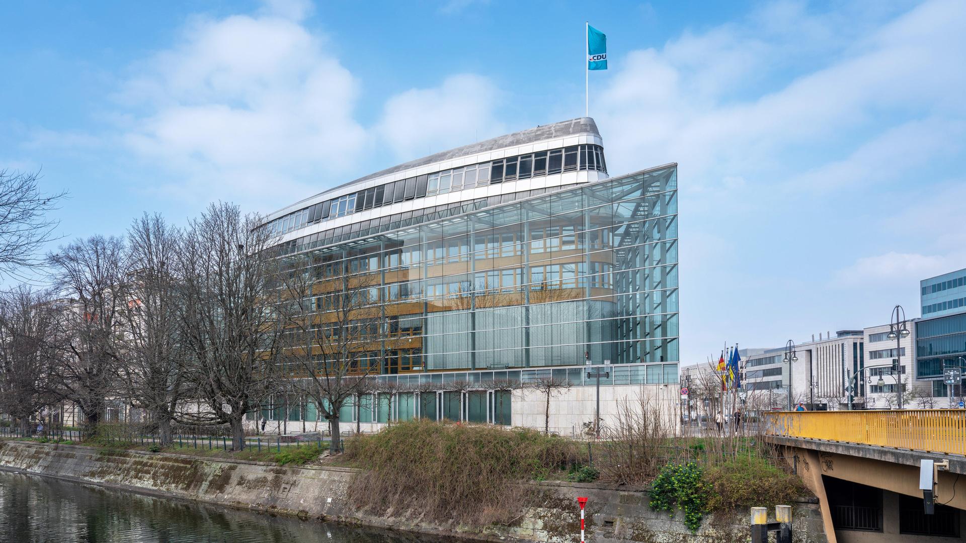 Blick auf das Konrad-Adenauer-Haus in Berlin. Einen gläsernen Bau am Wasser gelegen. 