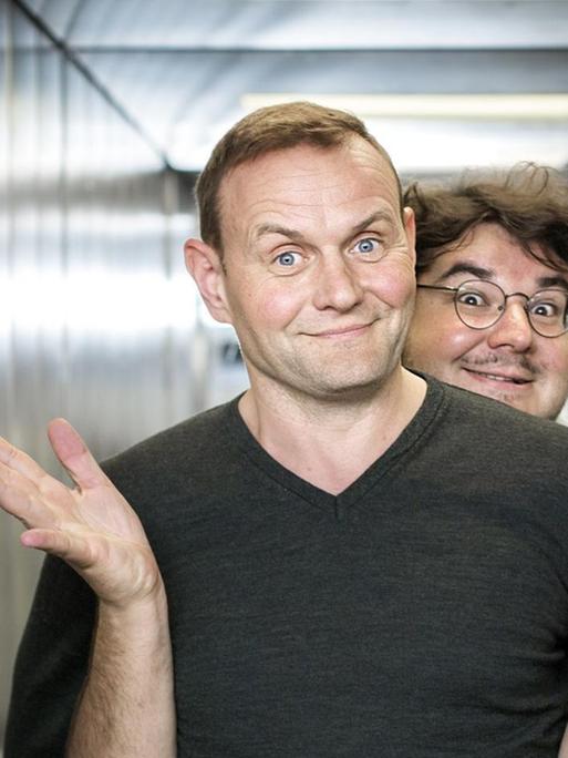 Devid Striesow und Axel Ranisch zusammen im Aufzug.