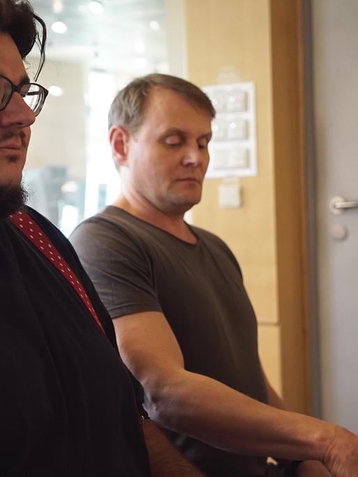 Axel Ranisch und Devid Striesow sitzen am Klavier.
