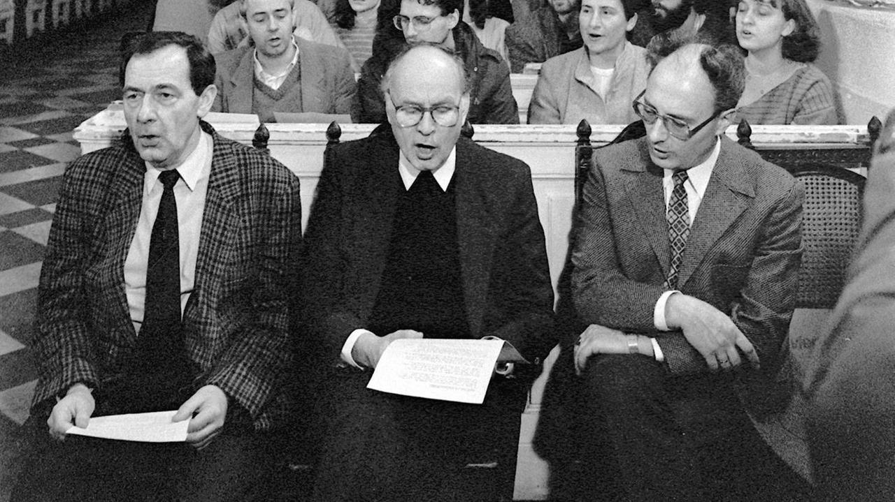 Die Fotografie vom Herbst 1989 zeigt Teilnehmer an Friedensgebeten in der Nikolaikirche Leipzig; vorn links: Superintendent Friedrich Magirius, hinter ihm Christian Führer, Pfarrer der Nikolaikirche; vorn Mitte: Propst Günther Hanisch; vorn rechts: einer der namentlich nicht bekannten Mitorganisatoren der Friedensgebete Die Fotografie vom Herbst 1989 zeigt Teilnehmer an Friedensgebeten in der Nikolaikirche Leipzig; vorn links: Superintendent Friedrich Magirius, hinter ihm Christian Führer, Pfarrer der Nikolaikirche; vorn Mitte: Propst Günther Hanisch; vorn rechts: einer der namentlich nicht bekannten Mitorganisatoren der Friedensgebete