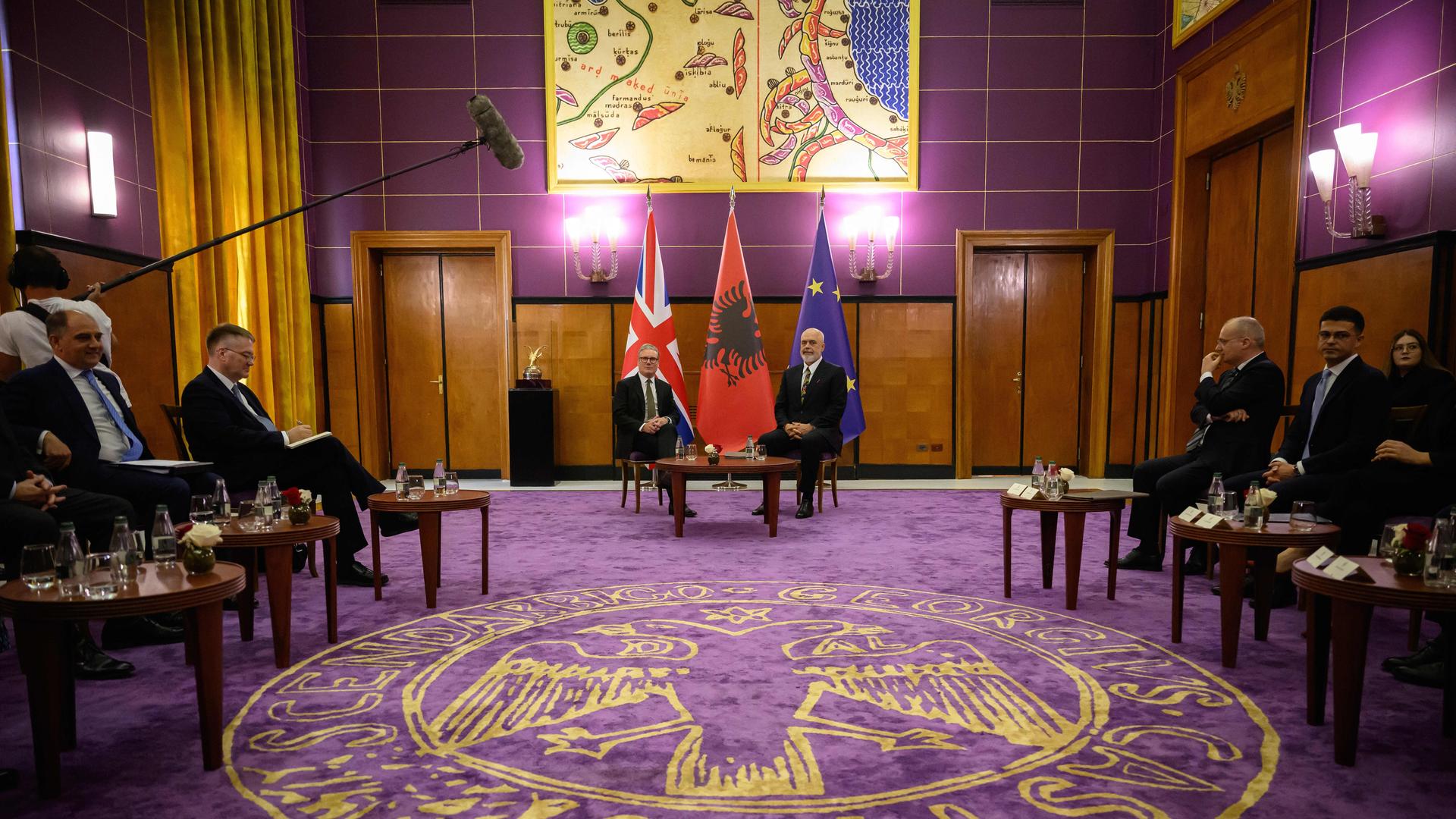 Großbritanniens Premierminister Keir Starmer sitzt links neben Albaniens Premierminister Edi Rama in dessen Amtssitz in Tirana.