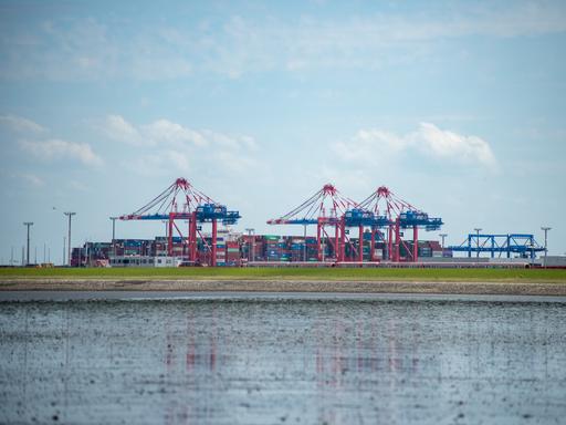 Der Jade-Weser-Port in Wilhelmshaven: An dem niedersächsichen Nordseehafen wird nach Plänen der Bundesregierung ein schwimmendes LNG Terminal gebaut.