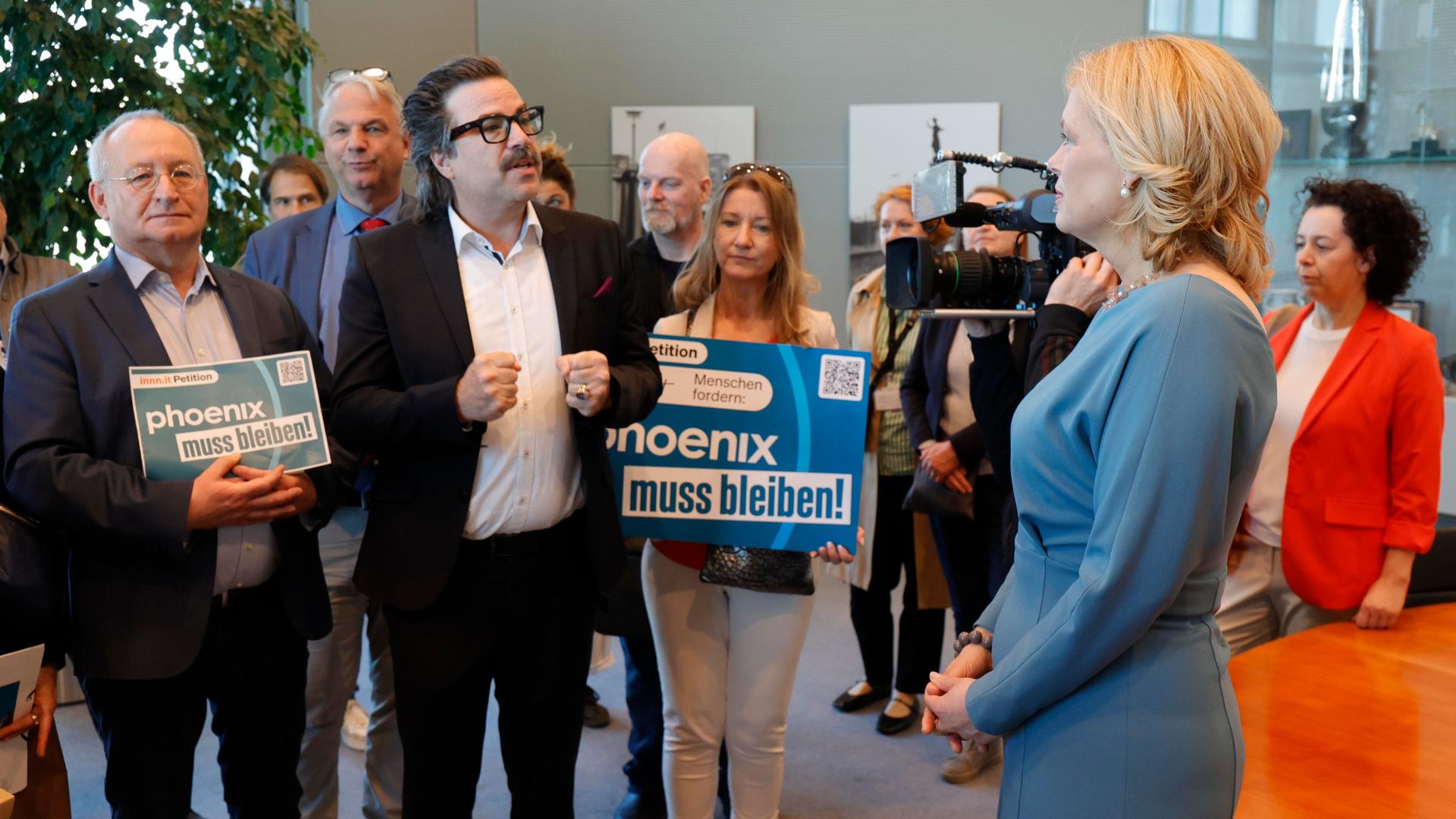 Die Bundestagspräsidentin Julia Klöckner nimmt in Berlin die Petition "Phoenix muss bleiben!" entgegen.