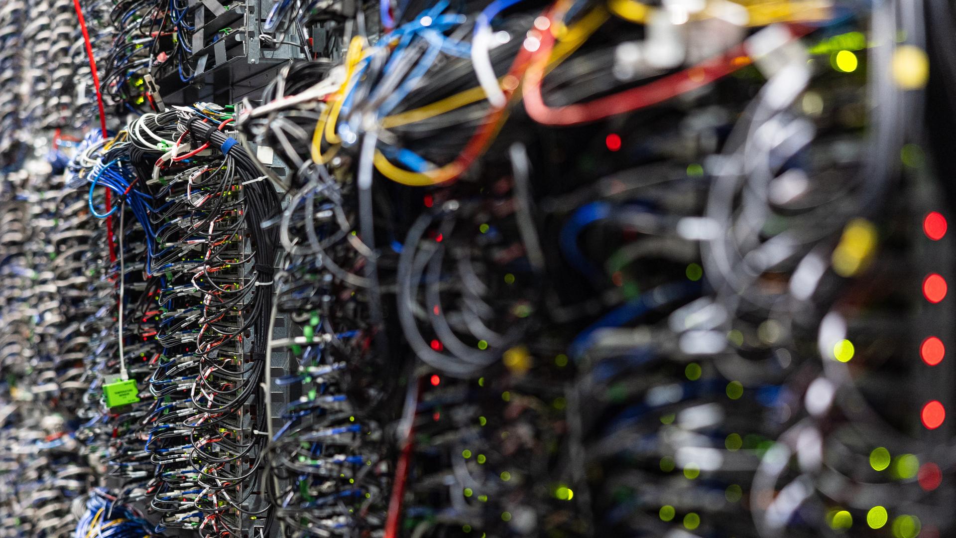 Kabelverbindungen auf der Rückseite von Festplatten im französischen Unternehmen OVHcloud in Roubaix, Frankreich.