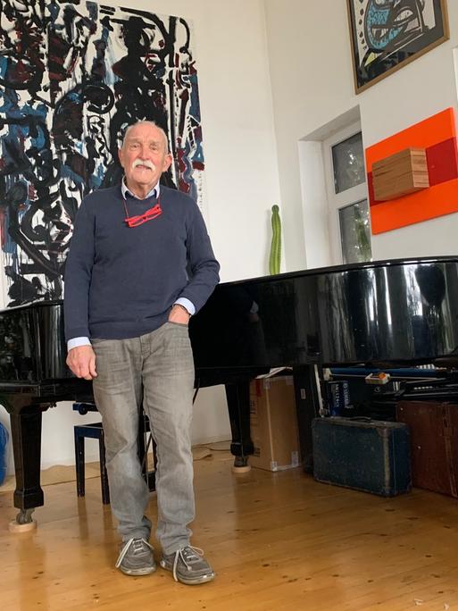 Der Musiker Günter Baby Sommer in seinem Studio neben dem Flügel