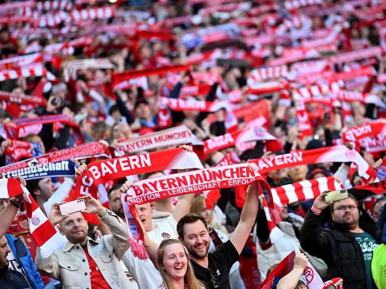 Bayern-Fans schwenken Schals beim Spiel FC Bayern München gegen den VfL Bochum