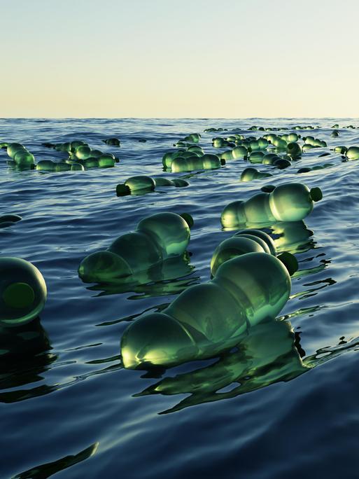 Grüne Plastikflaschen schwimmen im Meer 