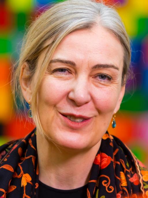 Marion Ackermann steht vor einem bunten Bild des Malers Gerhard Richter im Albertinum in Dresden.