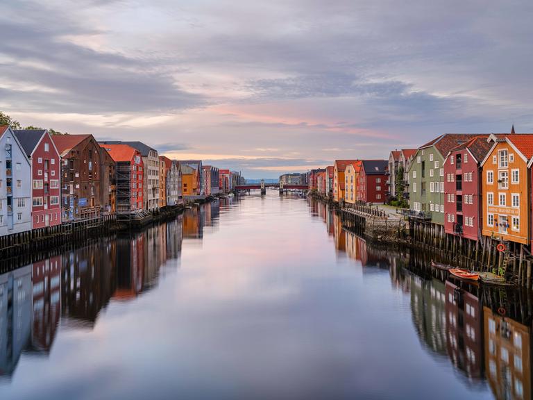 Historische, in verschiedenen Farben gestrichene Speicherhäuser in Trondheim in Norwegen