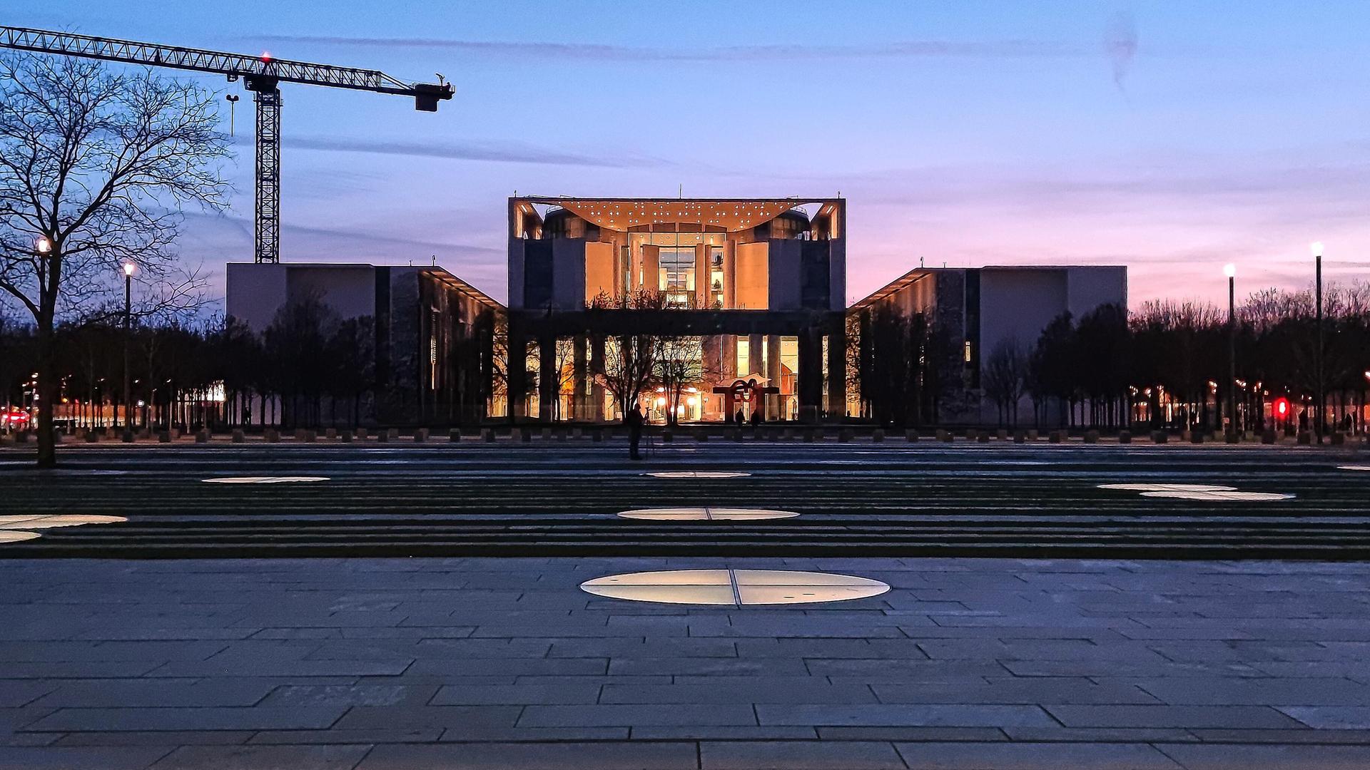 Bundeskanzleramt: Gebäudeansicht am Abend