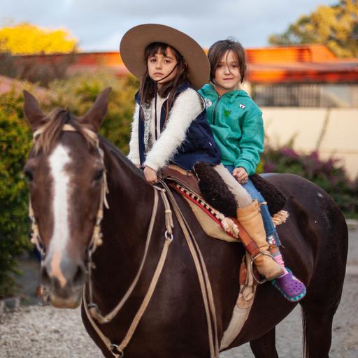 April 20, 2019 - Montevideo, Uruguay - 2 Kinder auf einem Pferd