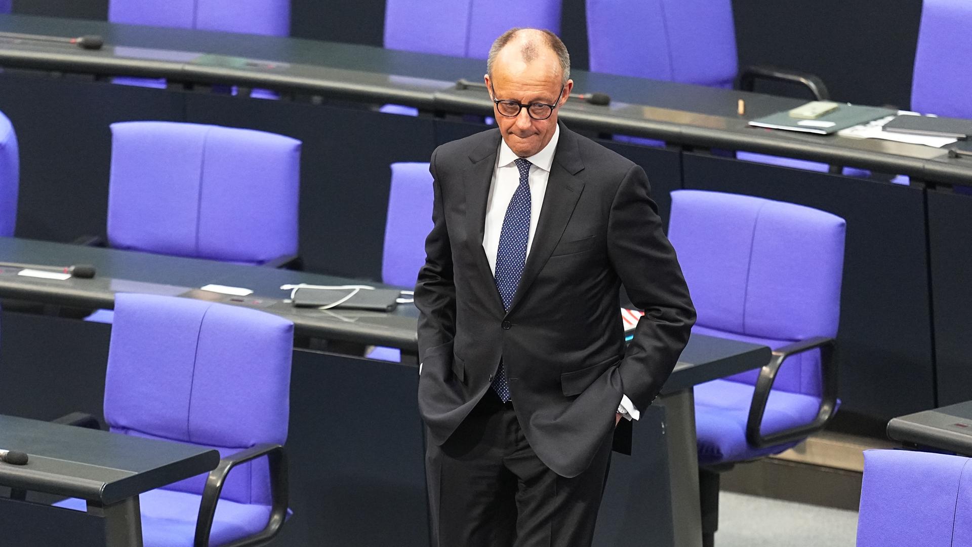 Friedrich Merz, CDUCSU Fraktionsvorsitzender und CDU Bundesvorsitzender, wartet während der Wahl zur Bundestagspräsidentin bei der konstituierenden Sitzung des neuen Bundestags.