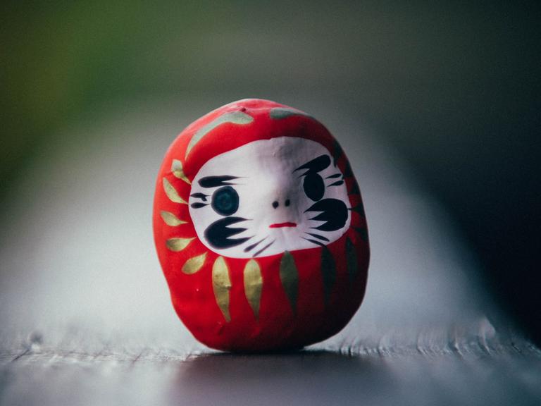 Eine rote japanische Daruma-Puppe.