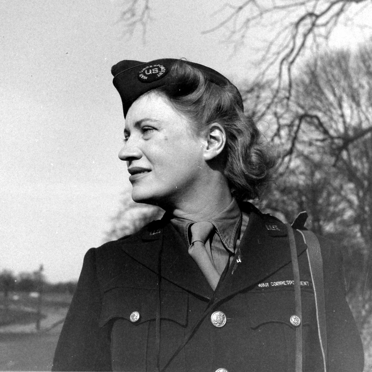 Die Fotografin und Reporterin Lee Miller in Uniform der US-Armee 1944 in England