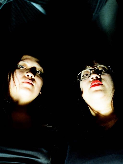 Die Klangkünstlerinnen Lynn Nandar Htoo und Victoria Yam