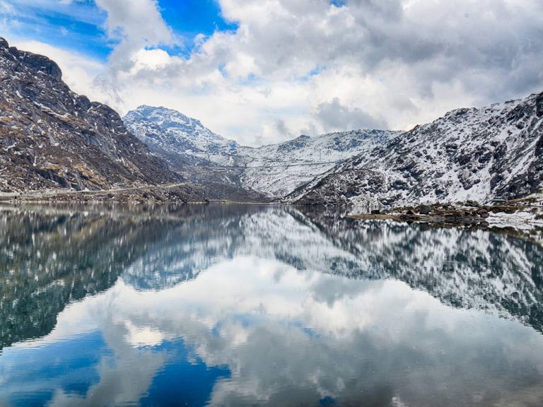 Der heilige Gletschersee Tsongmo im Himalaya-Gebirge im indischen Distrikt North Sikkim.