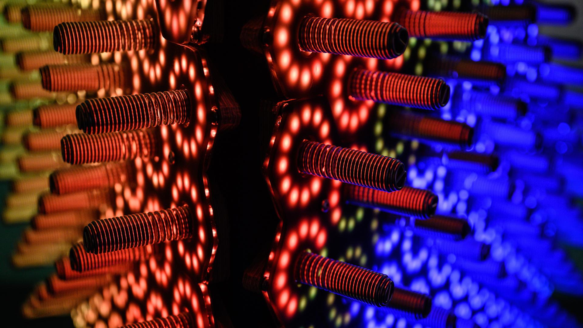 Die interaktive Lichtskulptur "Quantum Spire" von Robin Baumgarten wird in der Ausstellung "Was zum Quant?!" im Forum Wissen zu gezeigt. 